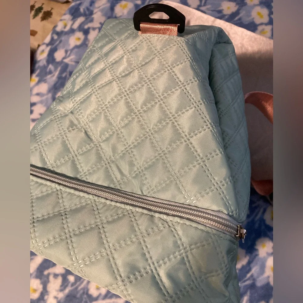 Luxury Large Capacity Duffel Bag with attachable shoulder strap - Picture 4 of 11